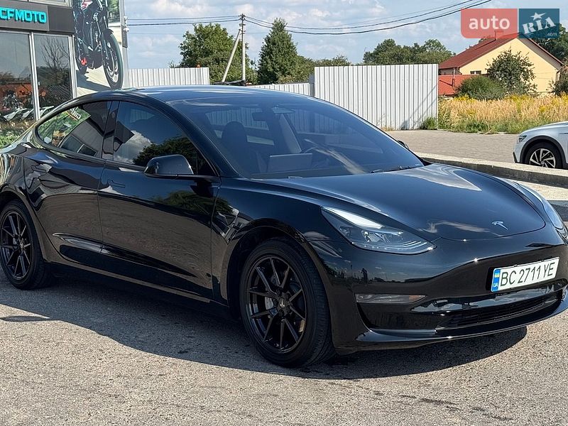 Седан Tesla Model 3 2023 в Львове