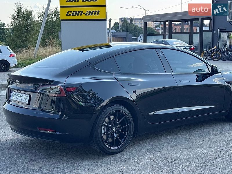 Седан Tesla Model 3 2023 в Львове