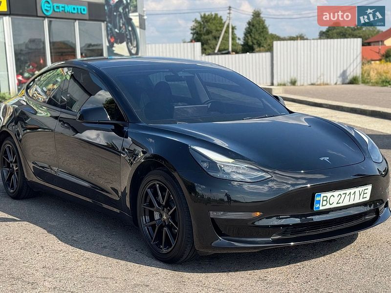 Седан Tesla Model 3 2023 в Львове