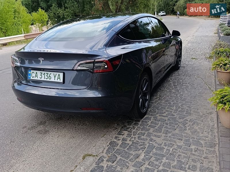 Седан Tesla Model 3 2022 в Киеве