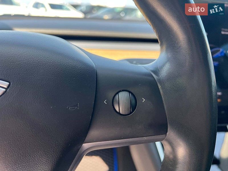 Седан Tesla Model 3 2019 в Львове