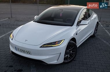 Седан Tesla Model 3 2025 в Черновцах