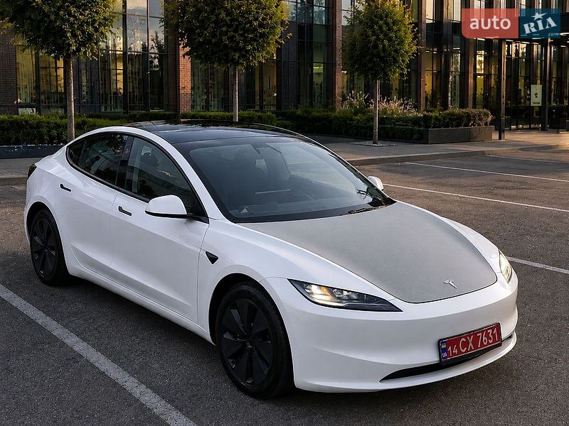 Седан Tesla Model 3 2024 в Черкасах
