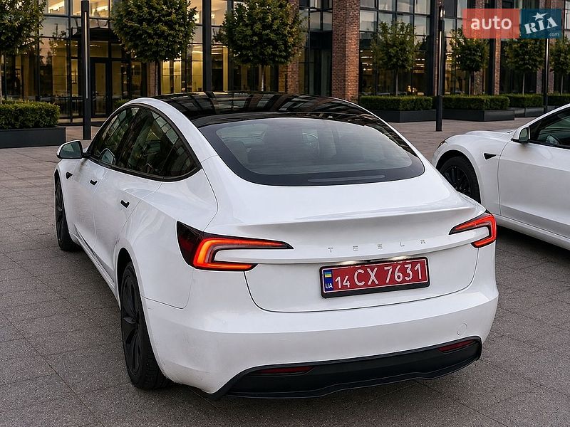 Седан Tesla Model 3 2024 в Черкасах