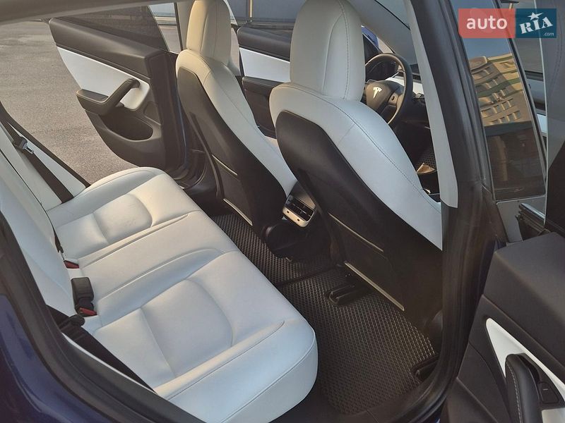 Седан Tesla Model 3 2019 в Киеве