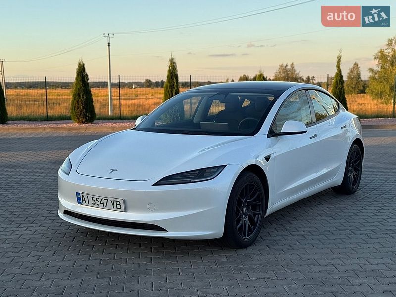 Седан Tesla Model 3 2024 в Бучі
