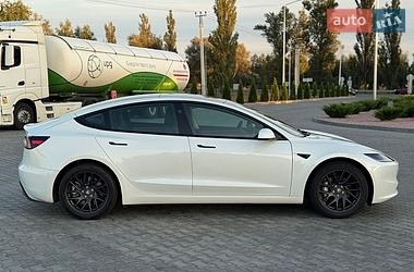 Седан Tesla Model 3 2024 в Бучі