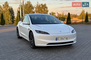 Седан Tesla Model 3 2024 в Бучі