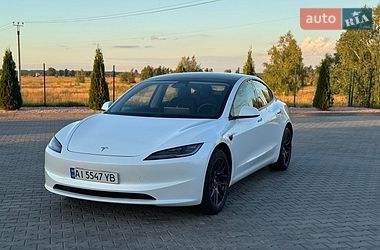 Седан Tesla Model 3 2024 в Бучі
