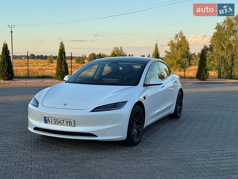 Седан Tesla Model 3 2024 в Бучі