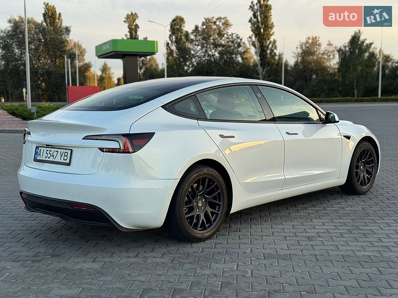 Седан Tesla Model 3 2024 в Бучі