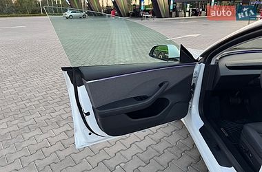 Седан Tesla Model 3 2024 в Бучі
