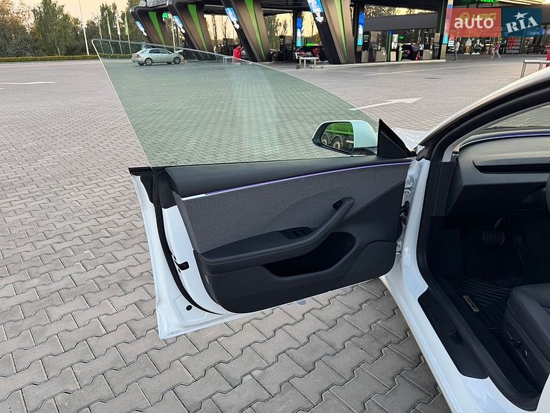 Седан Tesla Model 3 2024 в Бучі