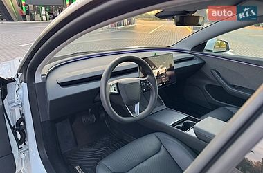 Седан Tesla Model 3 2024 в Бучі
