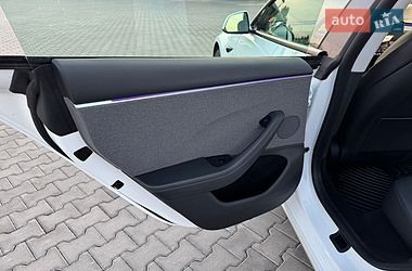 Седан Tesla Model 3 2024 в Бучі