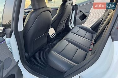 Седан Tesla Model 3 2024 в Бучі