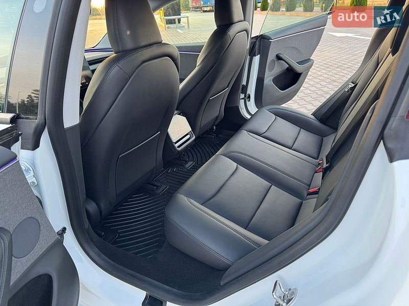 Седан Tesla Model 3 2024 в Бучі