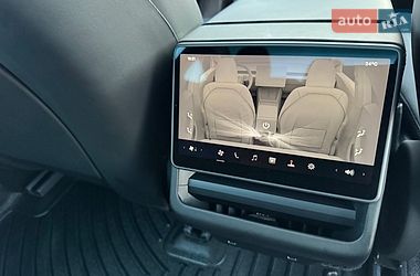 Седан Tesla Model 3 2024 в Бучі
