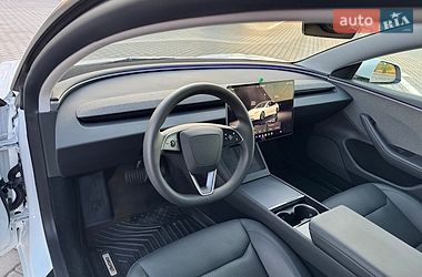 Седан Tesla Model 3 2024 в Бучі
