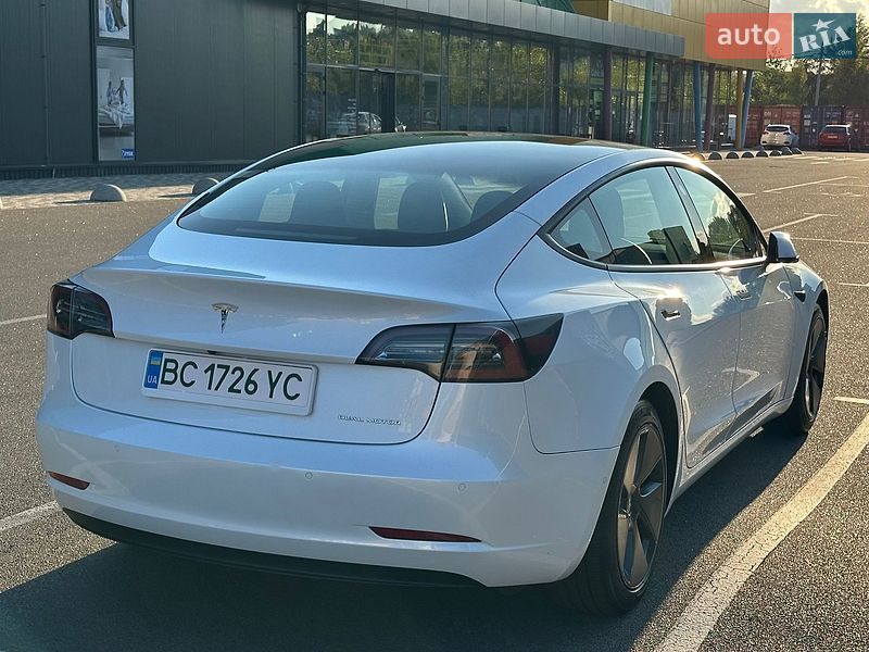 Седан Tesla Model 3 2022 в Киеве