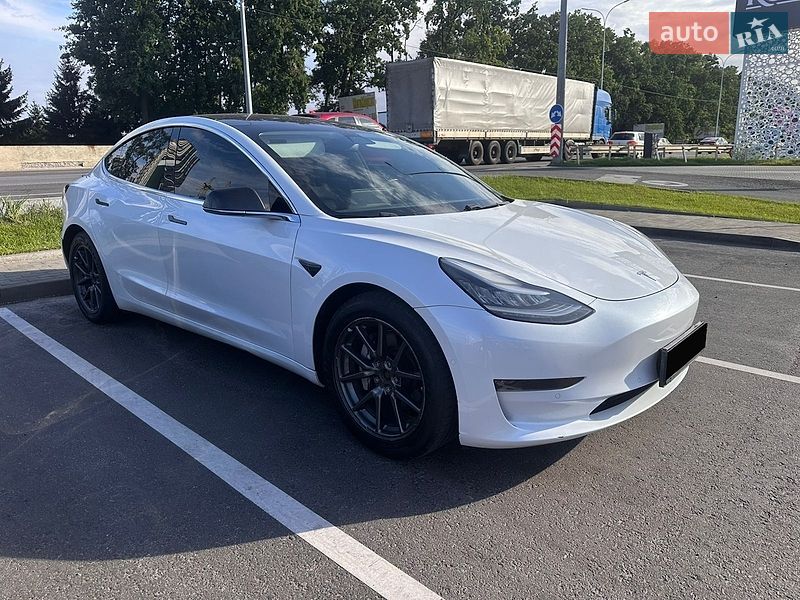 Седан Tesla Model 3 2018 в Киеве