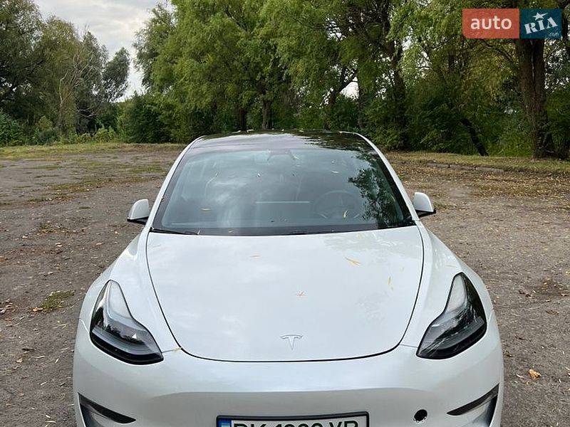 Седан Tesla Model 3 2021 в Млинове