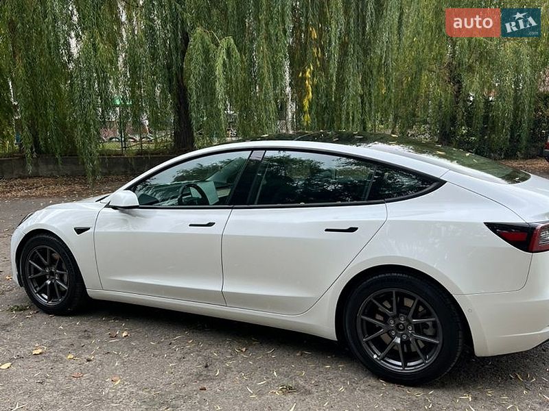 Седан Tesla Model 3 2021 в Млинове