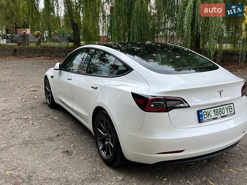 Седан Tesla Model 3 2021 в Млинове