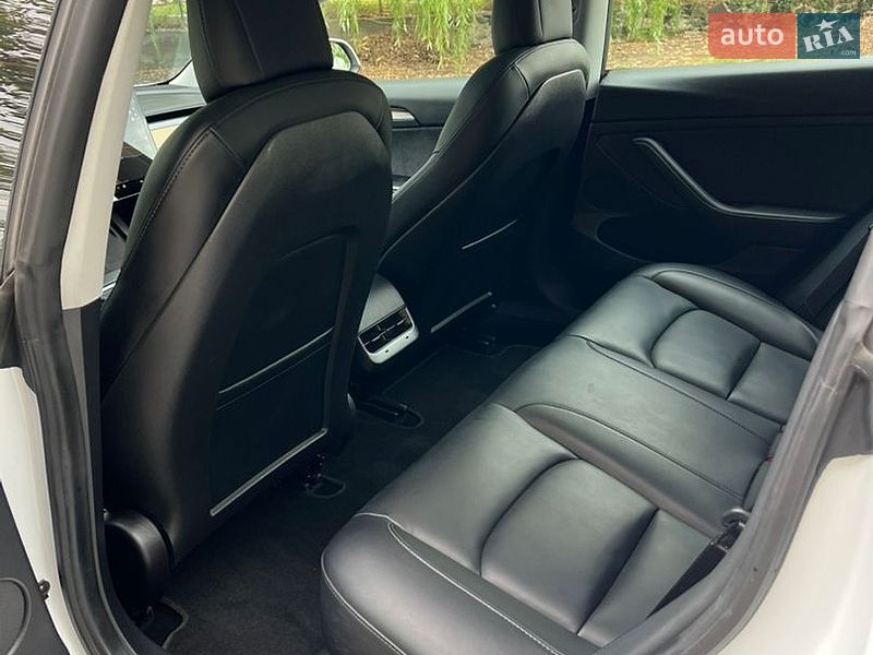 Седан Tesla Model 3 2021 в Млинове