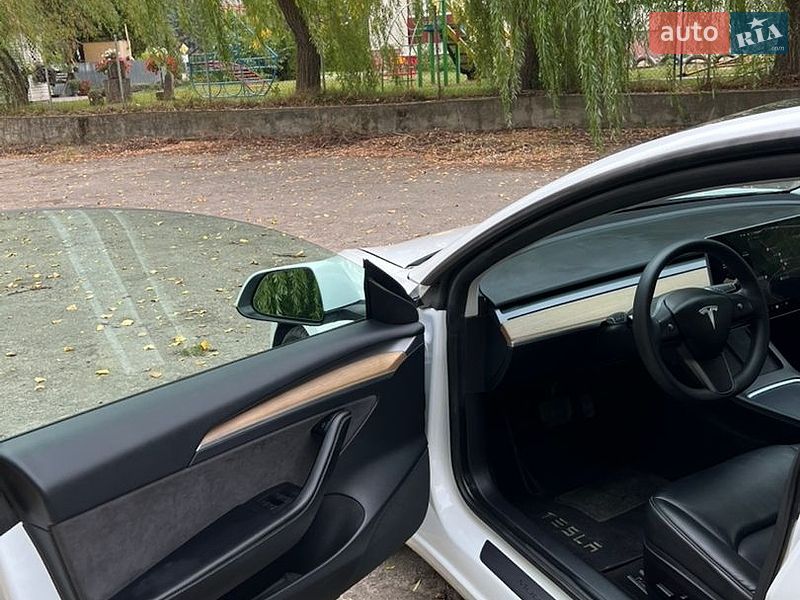 Седан Tesla Model 3 2021 в Млинове