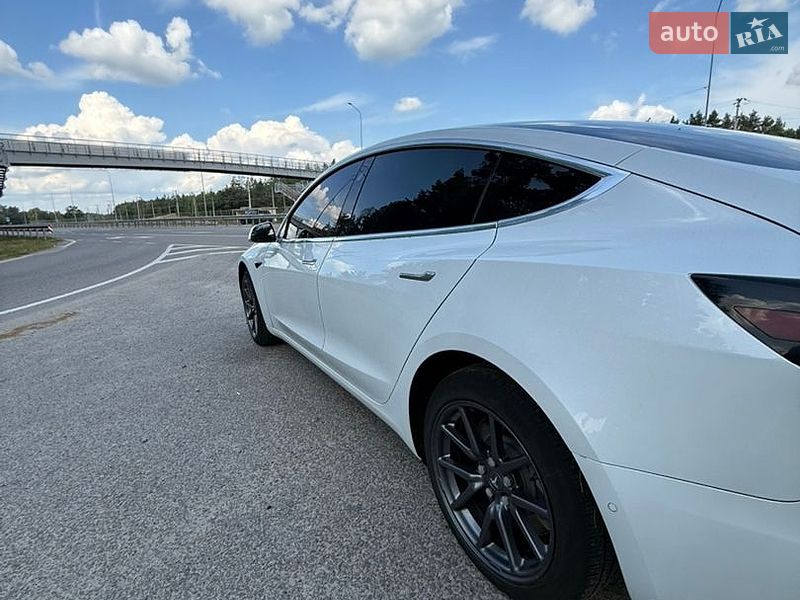 Седан Tesla Model 3 2020 в Обухові