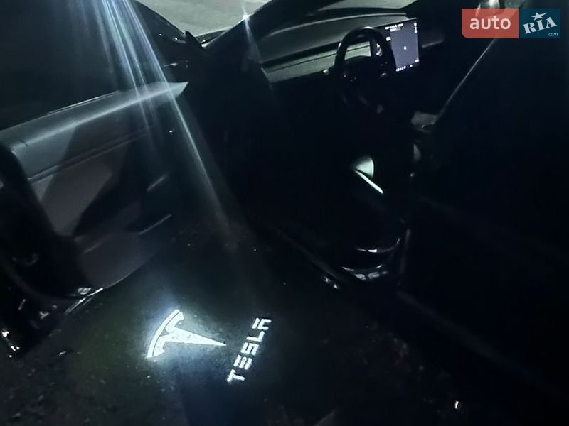 Седан Tesla Model 3 2019 в Львові