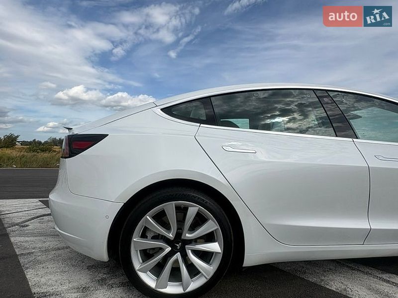 Седан Tesla Model 3 2019 в Києві