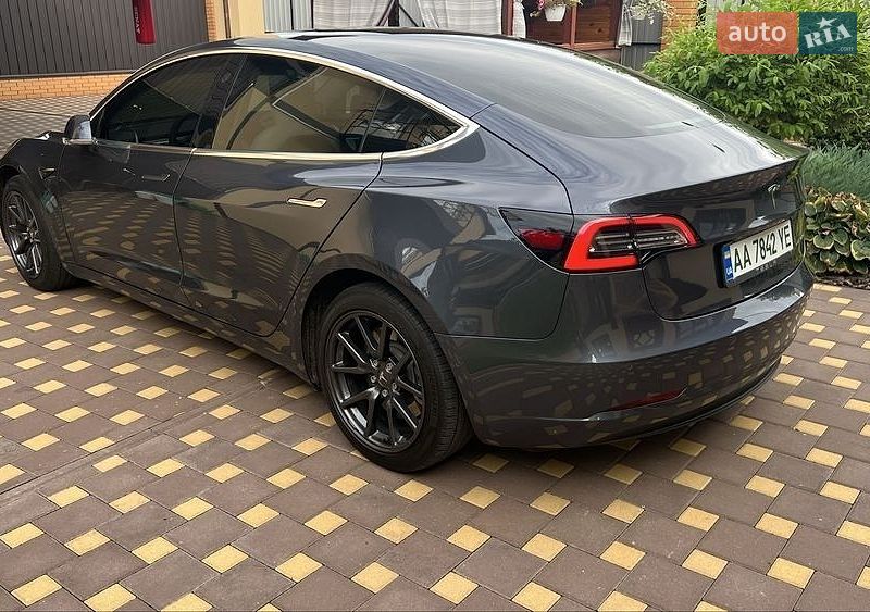 Седан Tesla Model 3 2019 в Киеве