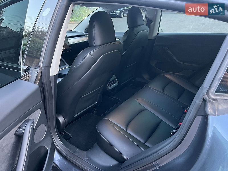 Седан Tesla Model 3 2023 в Львові