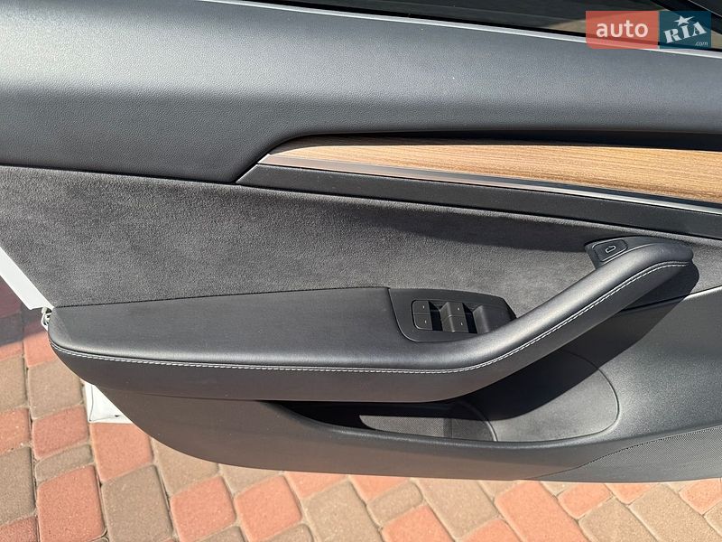 Седан Tesla Model 3 2021 в Миргороді