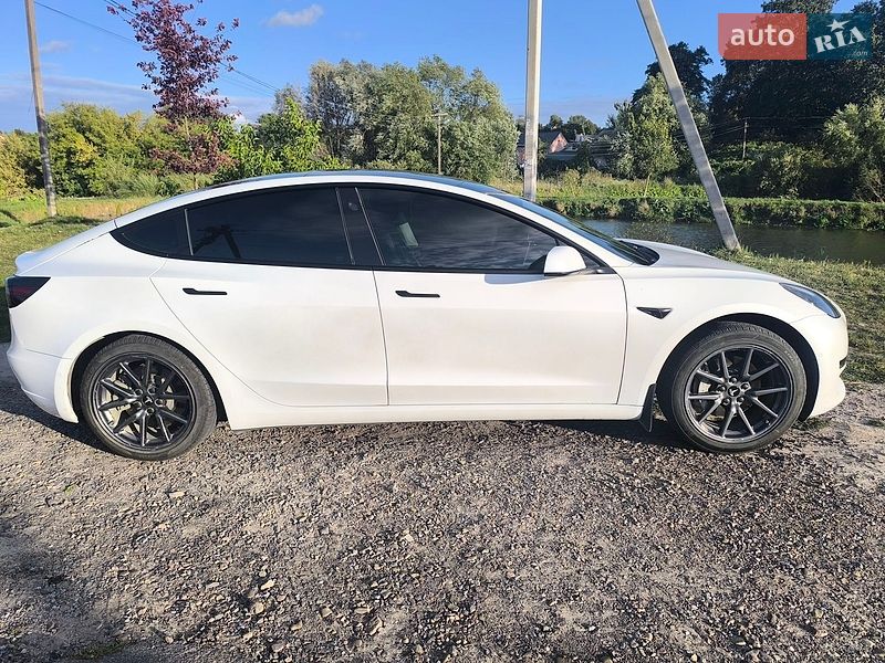 Седан Tesla Model 3 2022 в Львові