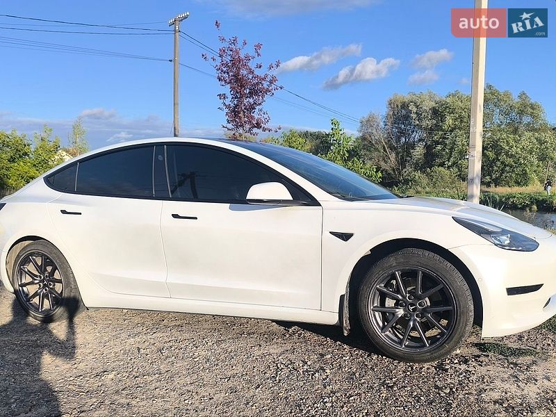 Седан Tesla Model 3 2022 в Львові