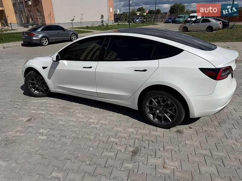 Седан Tesla Model 3 2022 в Броварах