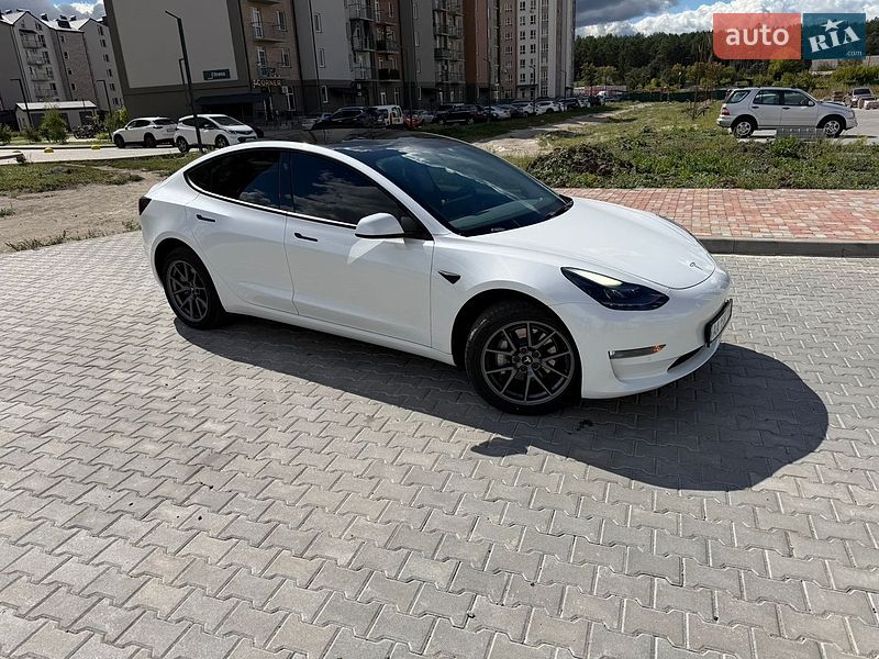 Седан Tesla Model 3 2022 в Броварах