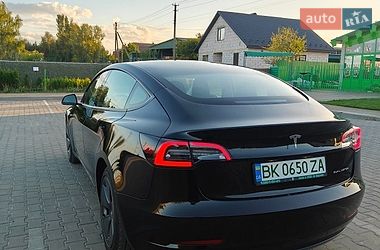 Седан Tesla Model 3 2022 в Вараше