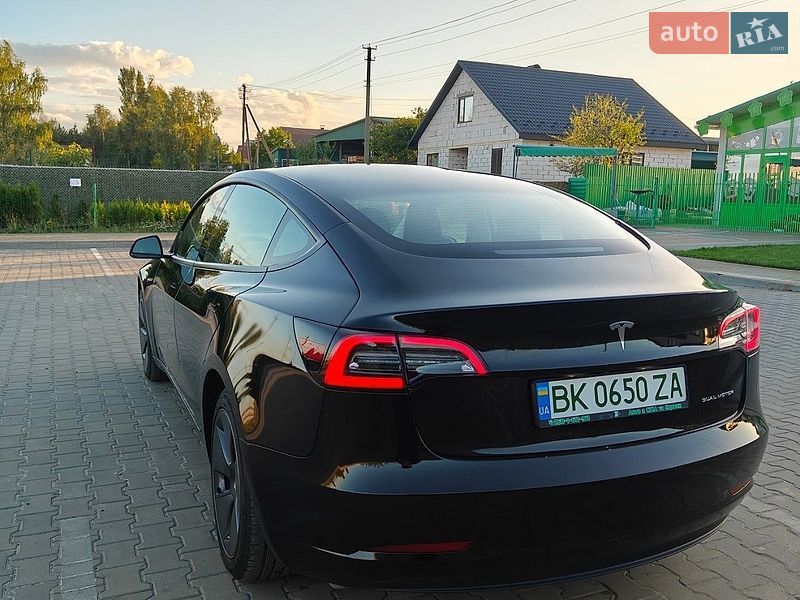 Седан Tesla Model 3 2022 в Вараше