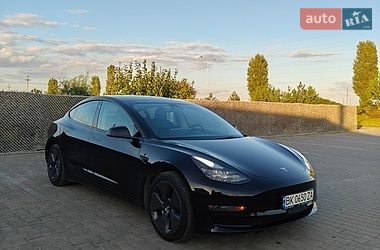 Седан Tesla Model 3 2022 в Вараше