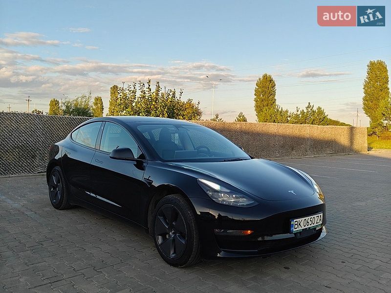 Седан Tesla Model 3 2022 в Вараше