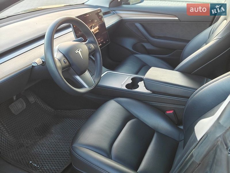 Седан Tesla Model 3 2022 в Вараше