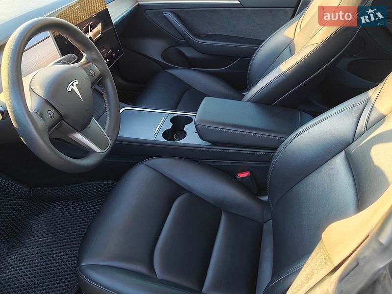 Седан Tesla Model 3 2022 в Вараше