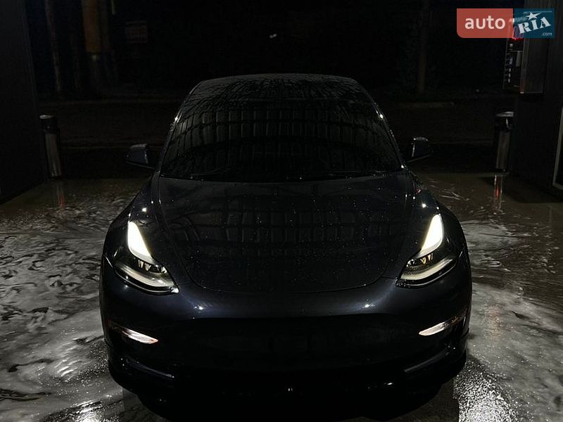 Седан Tesla Model 3 2021 в Львові