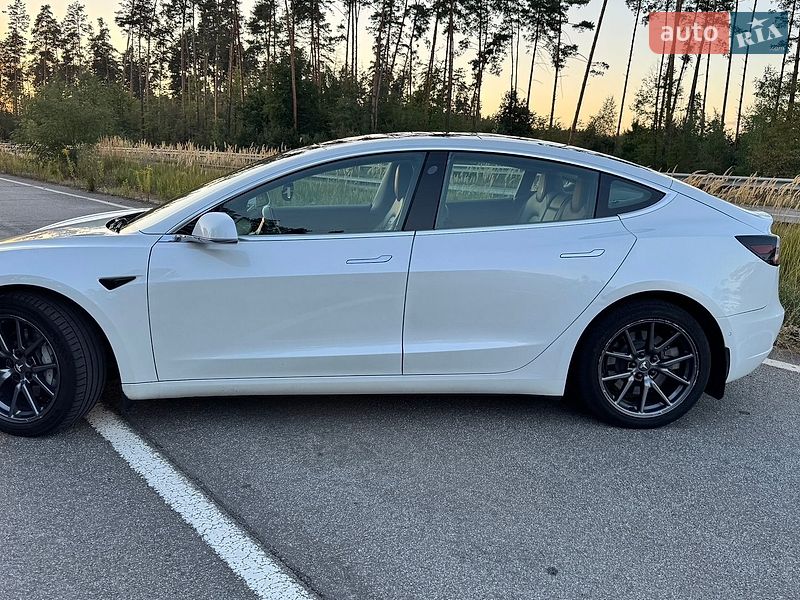 Седан Tesla Model 3 2019 в Житомирі