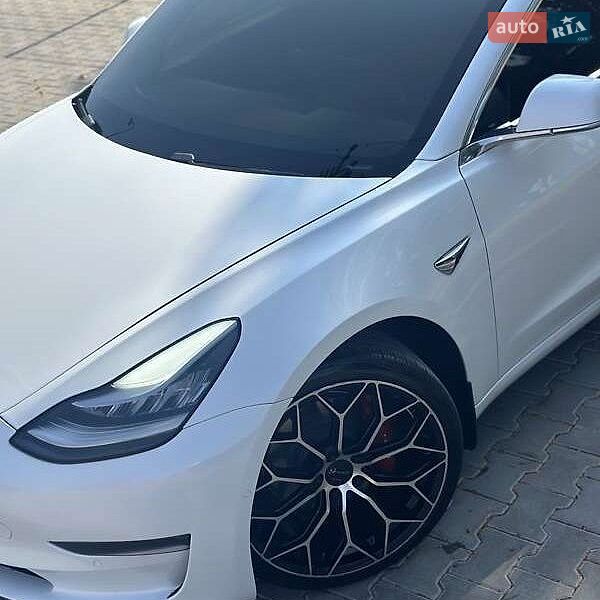 Седан Tesla Model 3 2021 в Львове