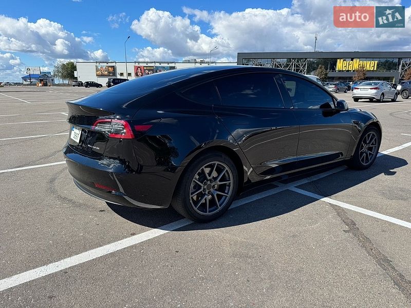 Седан Tesla Model 3 2021 в Киеве